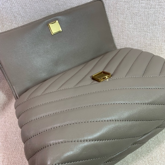 NEW Tory Burch Kira Chevron Gray Heron Leather Small Shoulder Bag/Crossbody Bag - Picture 8 of 16